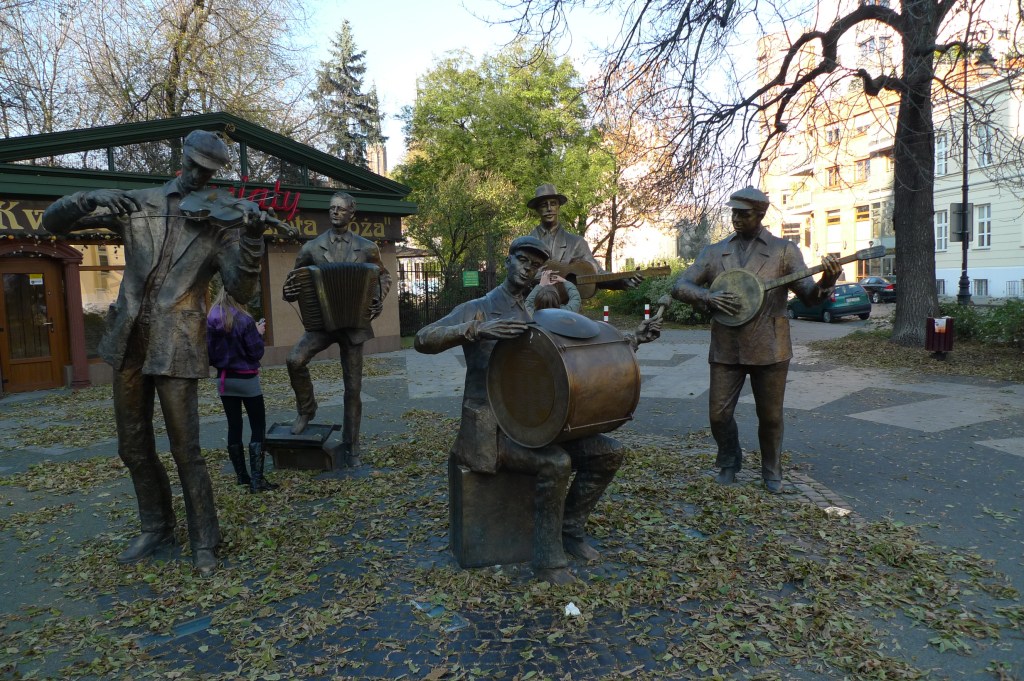 Patsaita Pragassa, Varsovassa