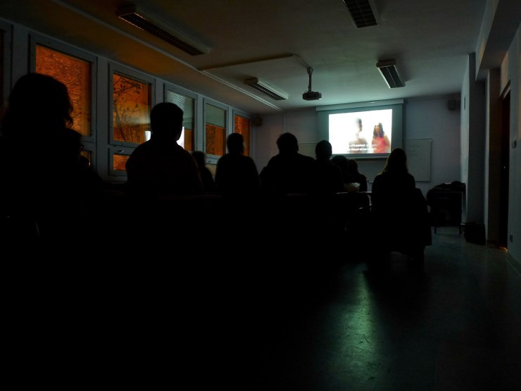 Elokuvanäytös Poznanin Adam Mickiewicz -yliopistossa syksyllä 2011.