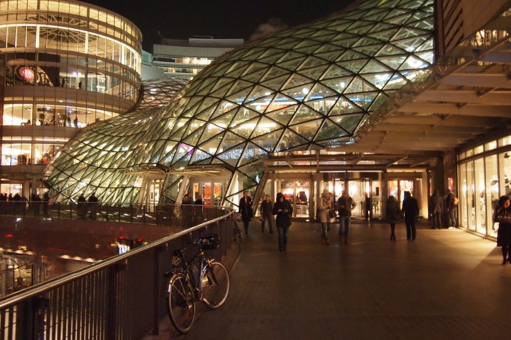 Jylhän kaunis, valtavan tunnelmallinen – yöllinen Varsova