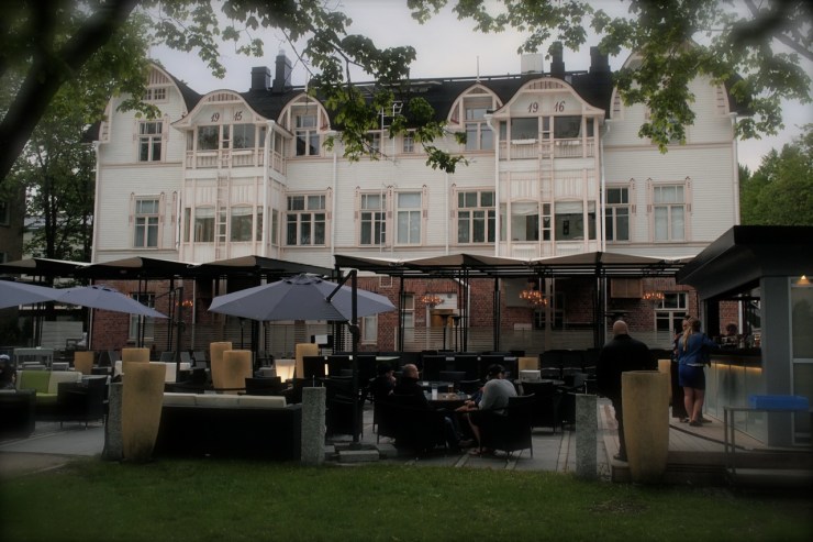 Mies ja kamera Savonlinnan kesäillassa