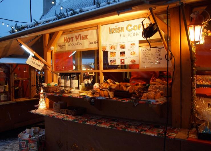 Hehkuviinikoju Tallinnan joulutorilla